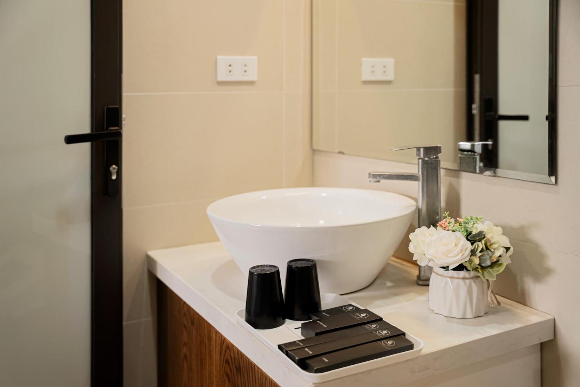 22Housing Hotel & Residence 60 Linh Lang Hanoi Exteriör bild